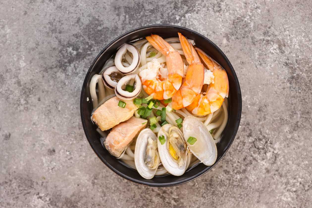 Udon polévka s mořskými plody