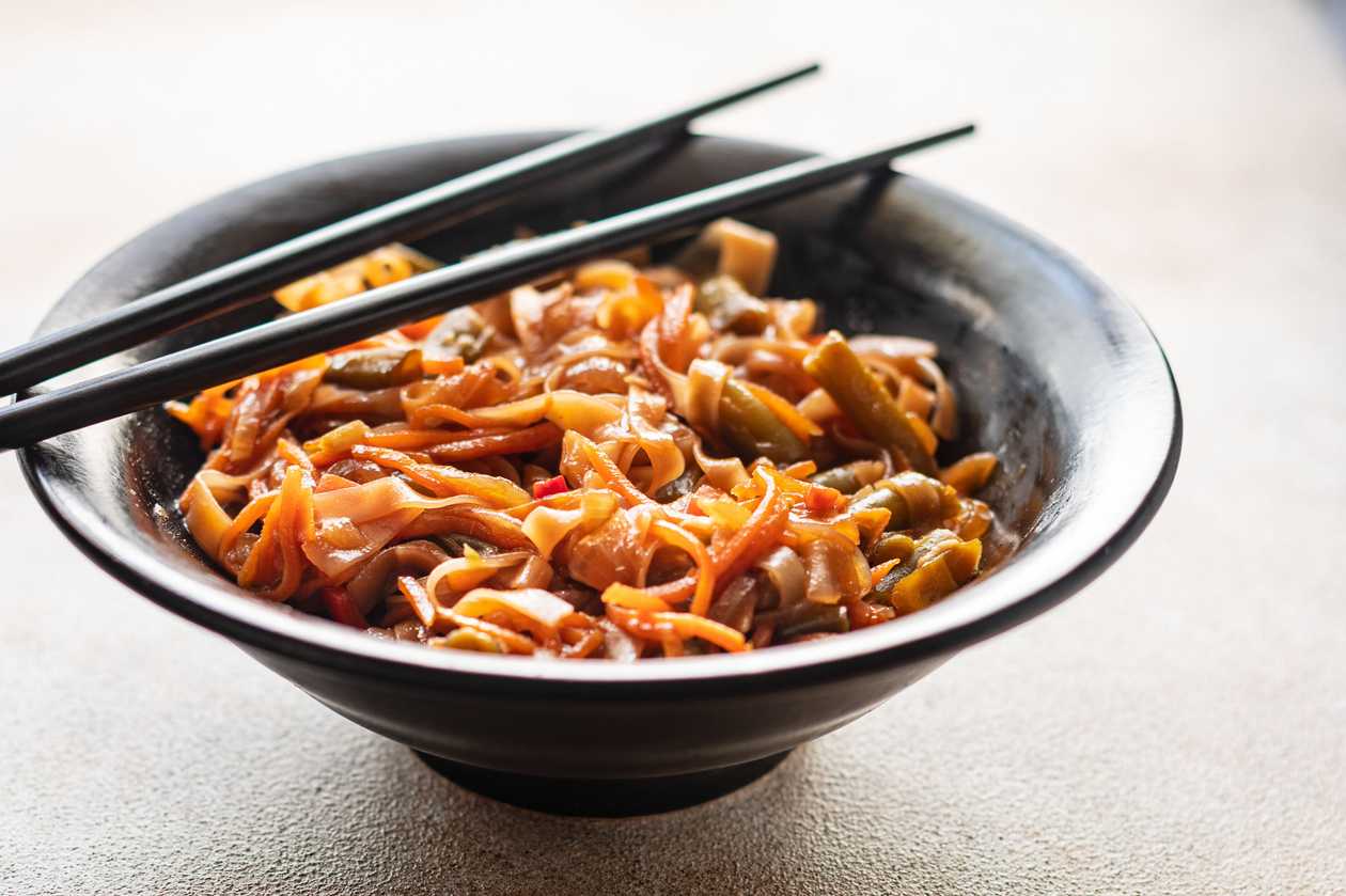 Restované rýžové nudle se zeleninou