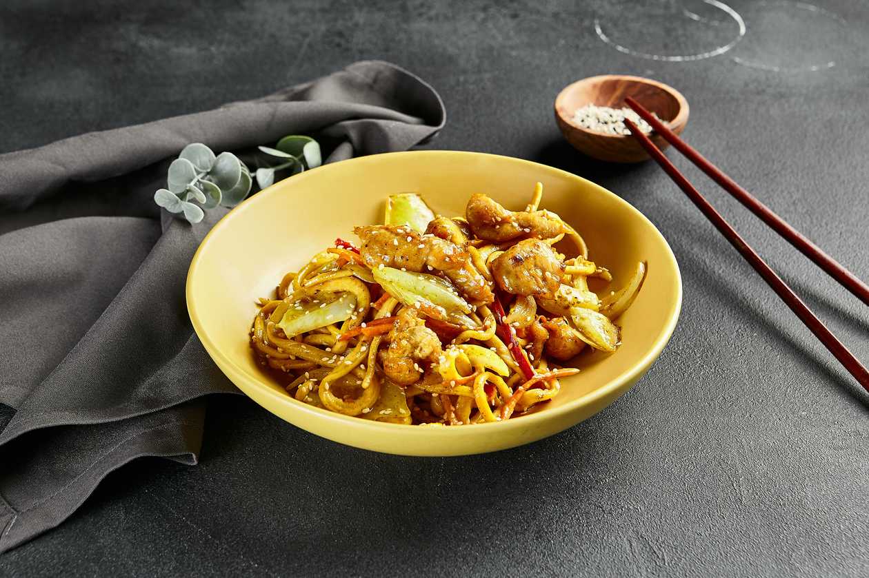 Restovaný udon s kuřecím na kari