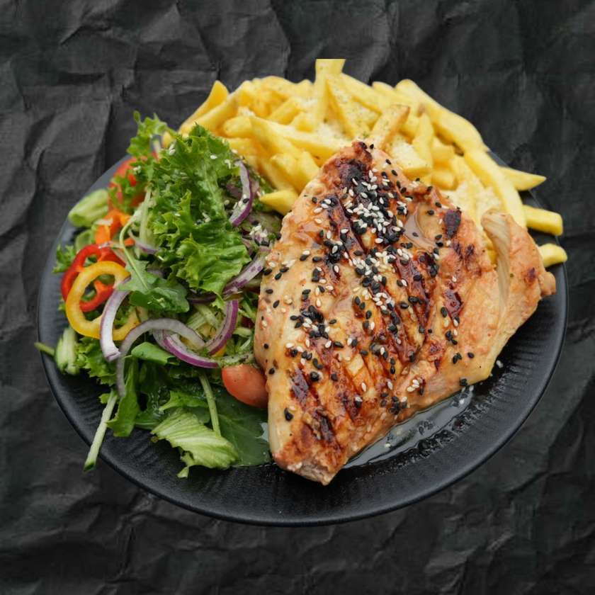 Grill vištienos krūtinėlė ~300g., patiekiama su bulvytėmis ir daržo salotomis