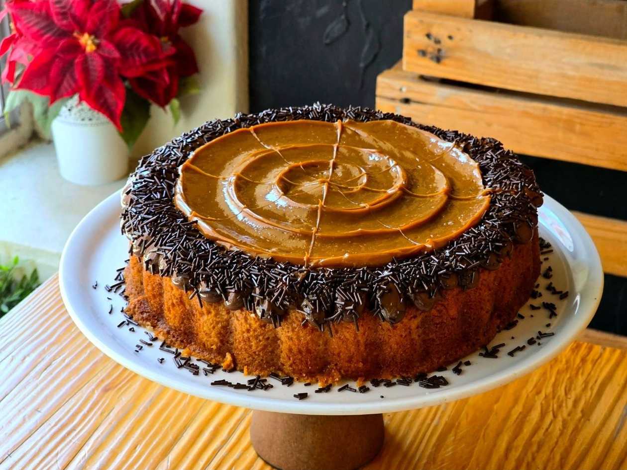 Fatia Charlotte massa branca doce de leite com brigadeiro tradicional