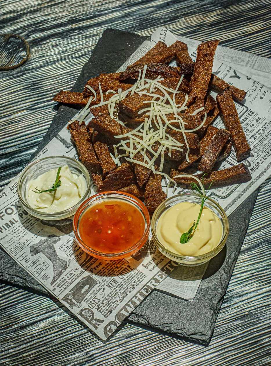 Жұрт аузына тығылып, сүйісіп жатыр