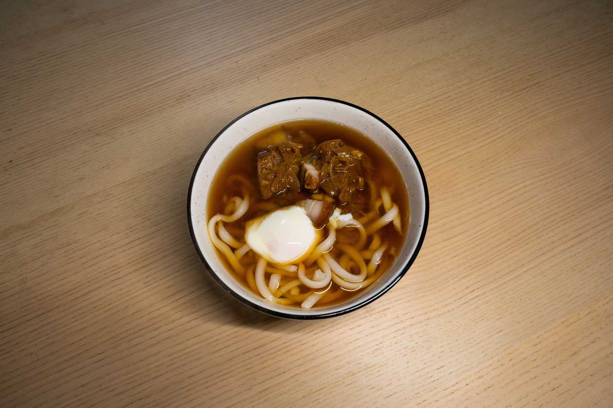 Udon polévka s hovězím