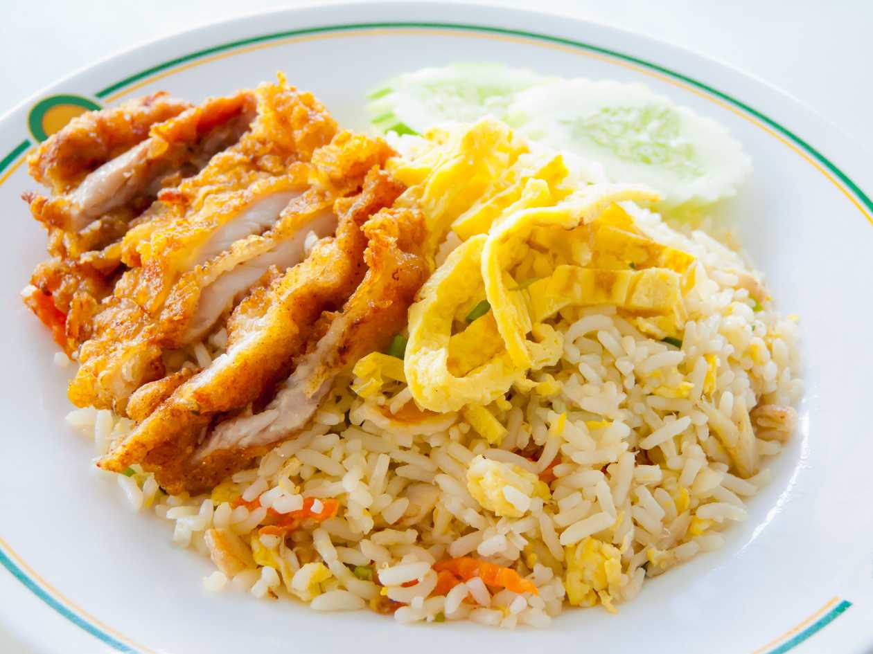 Smažená rýže s kuřecím masem po thajsku