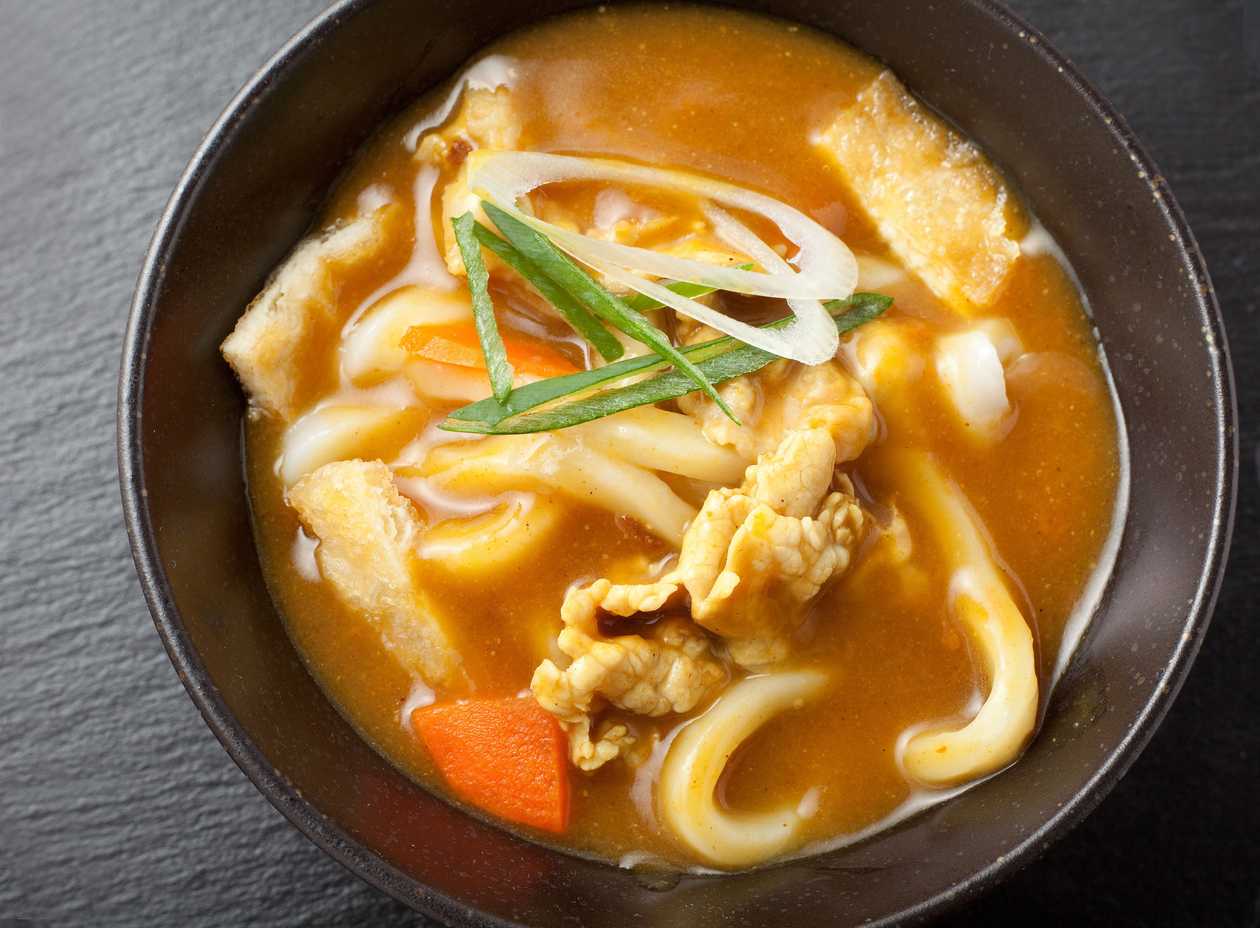 Polévka udon s kuřecím