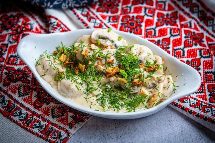 Grandma’s homemade dumplings with fried onions in mushroom sauce (12 pcs)