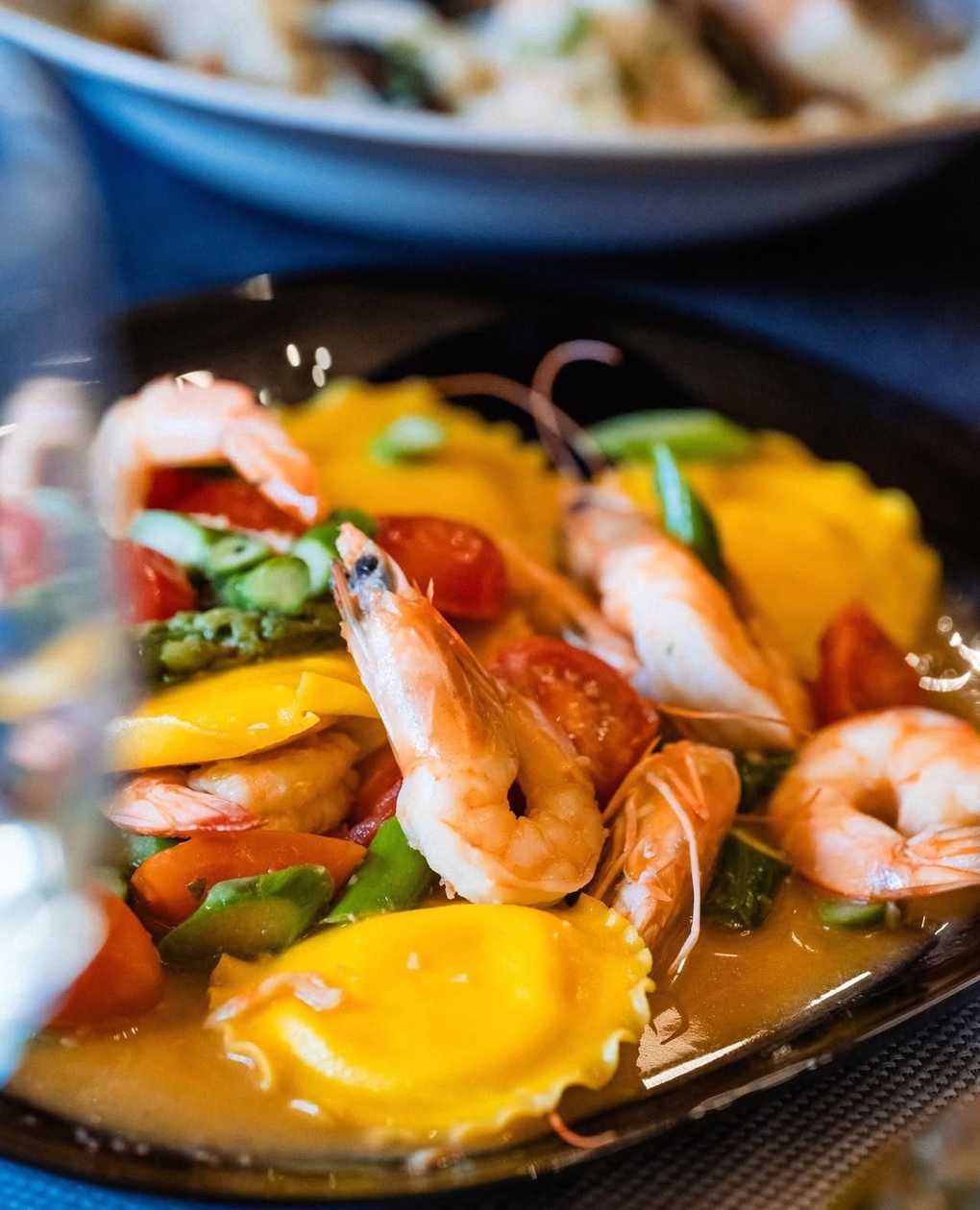 Tortellini di salmone con gamberi e asparagi