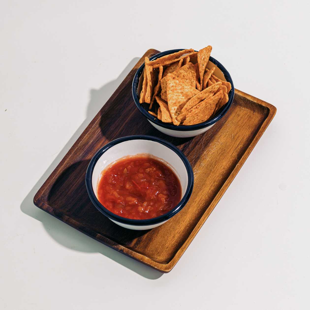Formaggio nachos & salsa sauce