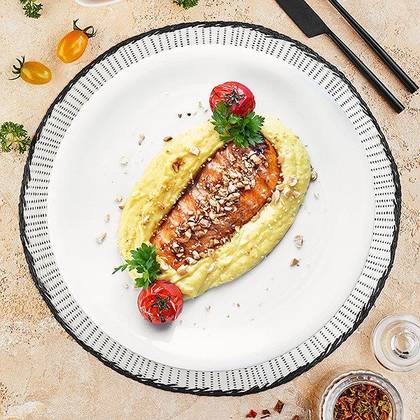 Salmon in sesame and peanut crust