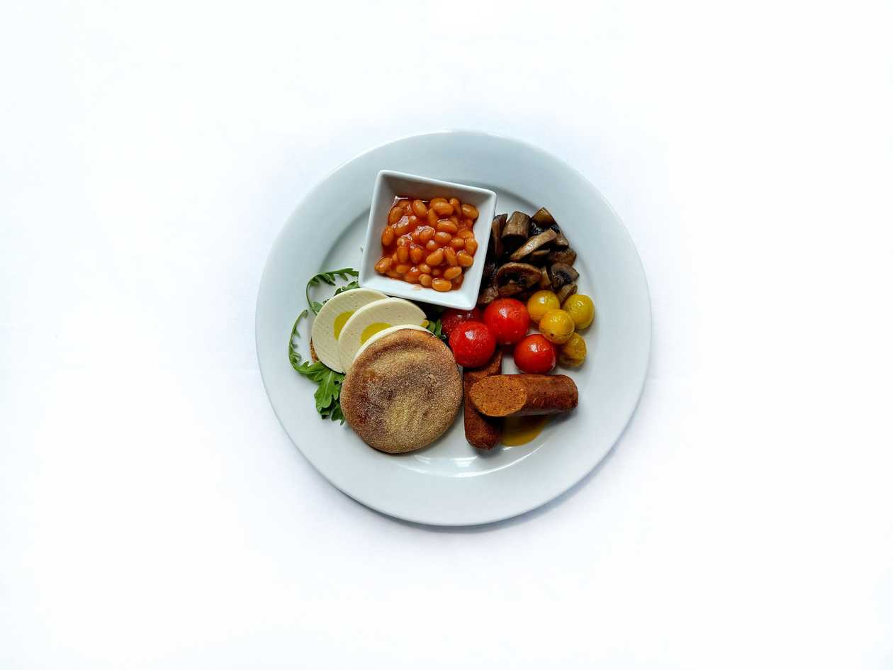 Muffin s veganským "vejcem", fazolemi, žampiony a cizrnovou klobáskou