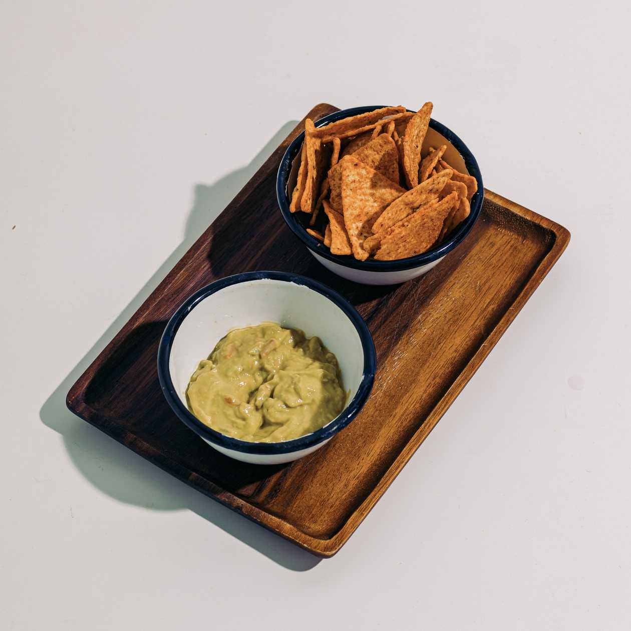 Formaggio nachos & guacamole sauce