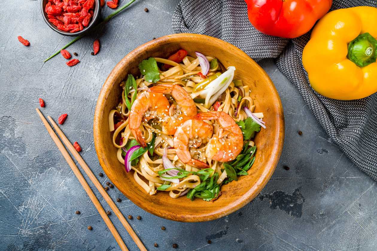 Restovaný udon s krevetami