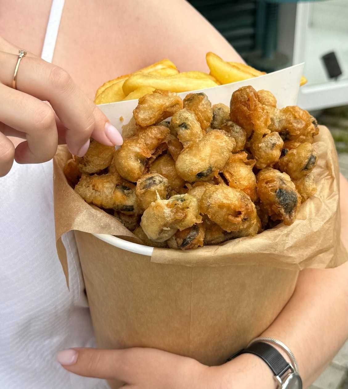 Veľký bucket s mäsom zo sláviek a hranolkami