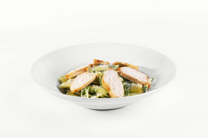 Penne s kuřecím masem, špenátem, česnekem, smetanou a parmazánem