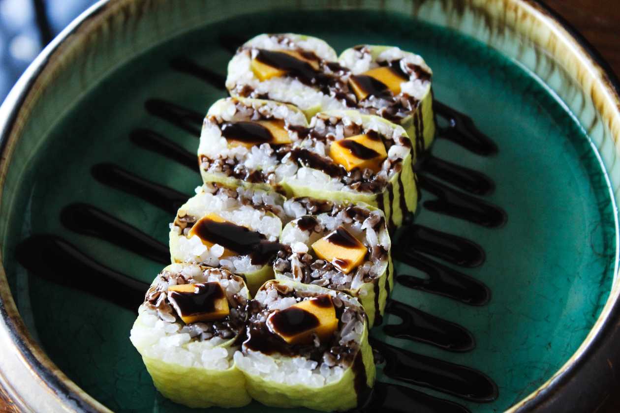 Hosomaki z mango w papierze sojowym polane czekoladą 8 szt.