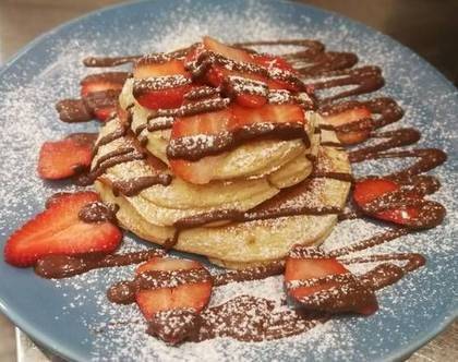 Crepe, Waffle ou Panquecas com Morangos com Cobertura de Chocolate à Escolha