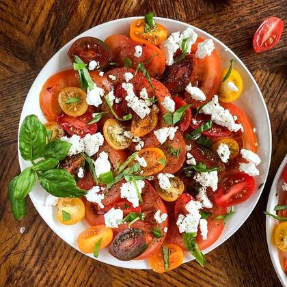 Salata Caprese cu mix de rosii bio romanesti si feta vegetala - vegan / fara gluten. 300 gr