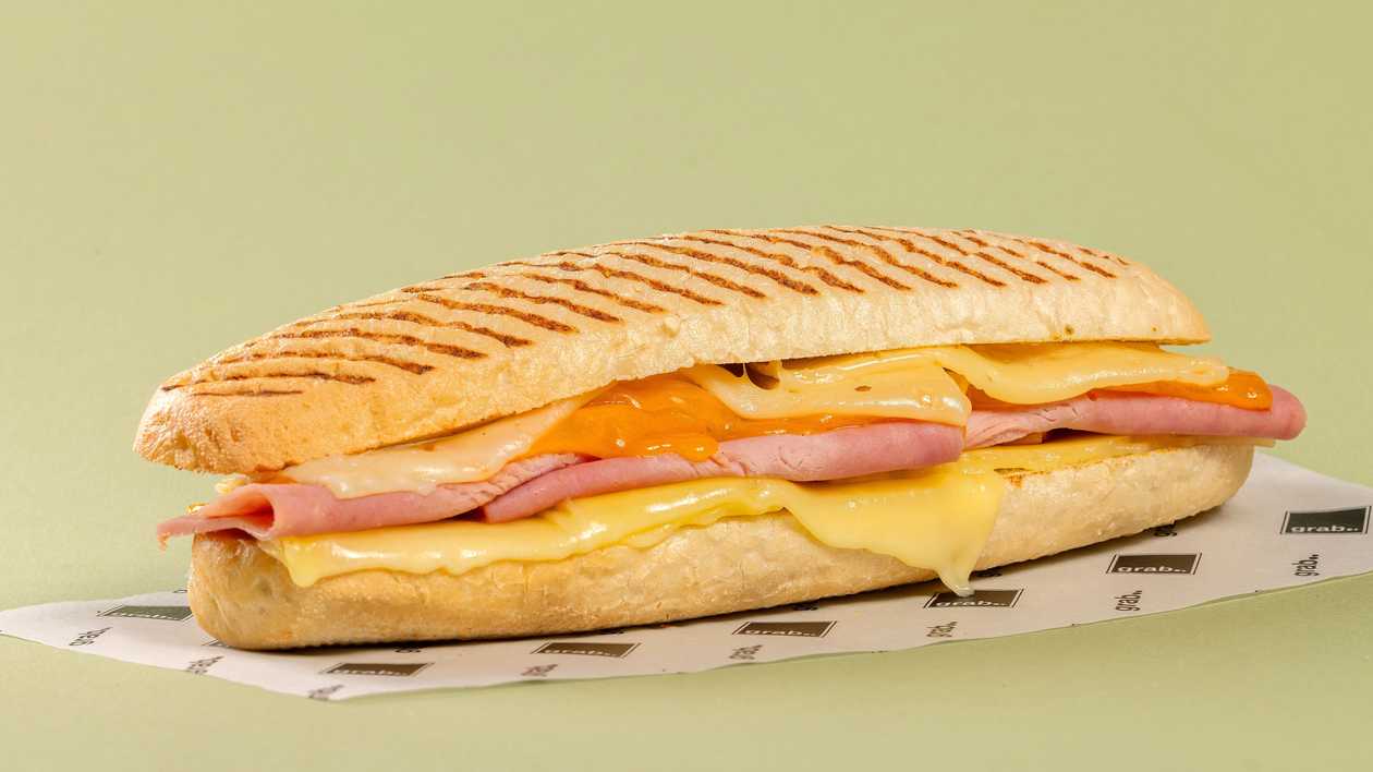Panini με τρία τυριά και ζαμπόν