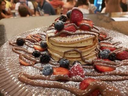 Crepe, Waffle ou Panquecas com Frutos Silvestres com Cobertura de Chocolate à Escolha