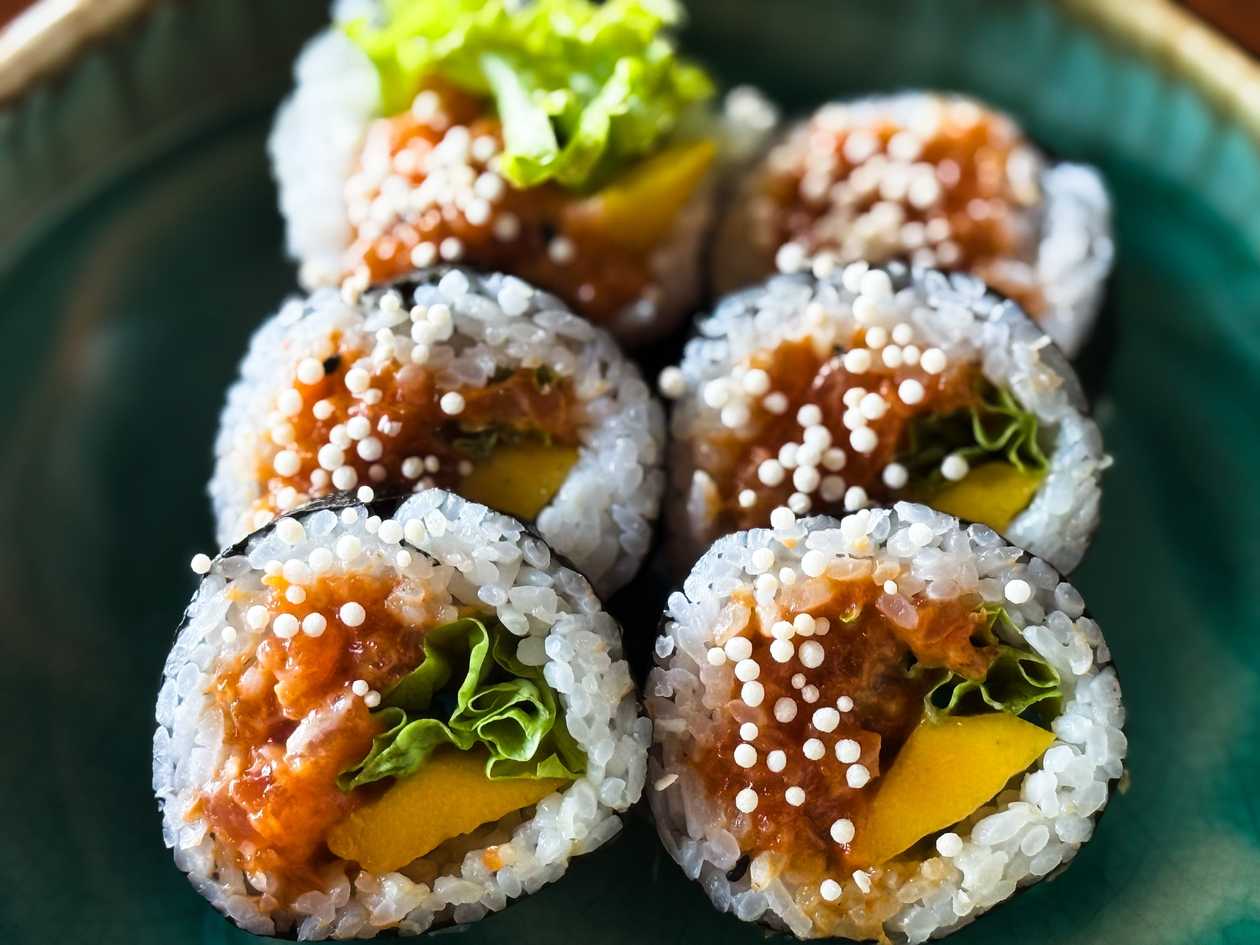 Futomaki tatar z łososia z mango