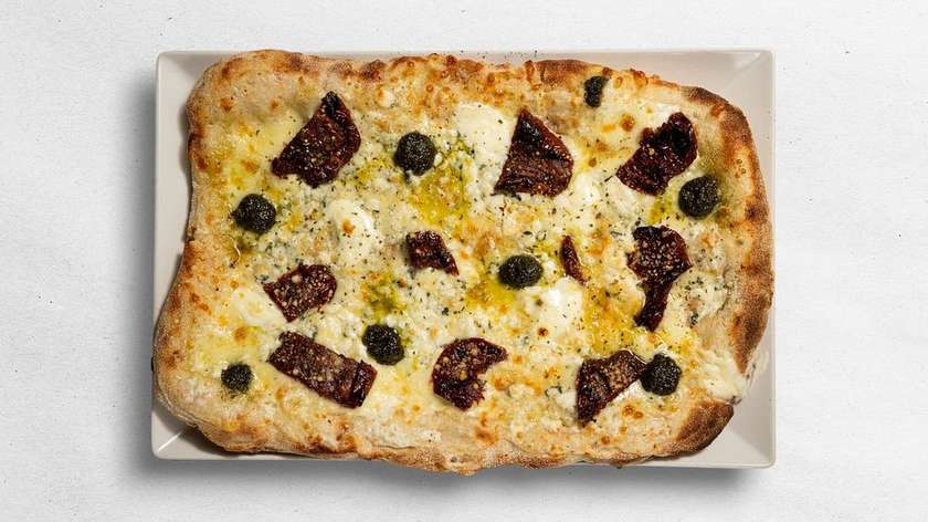 Quattro formaggi Pinsa
