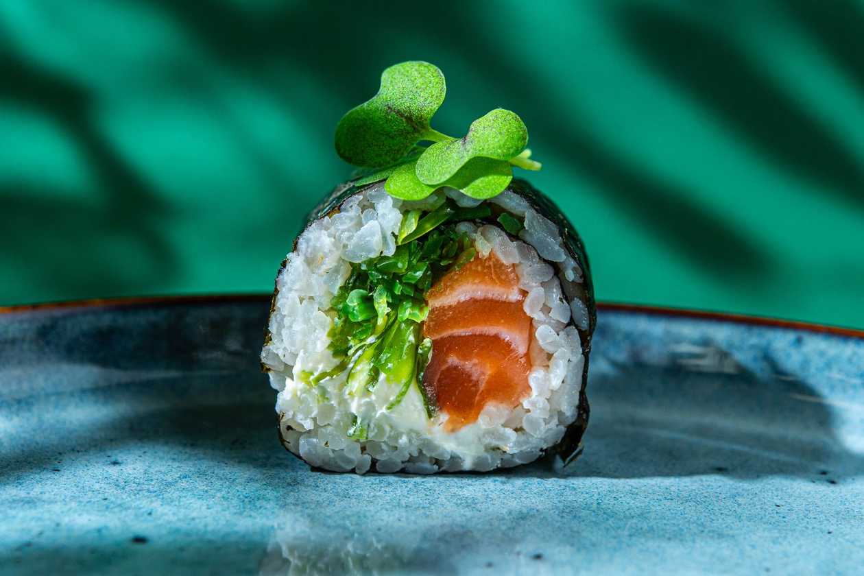 30. Лосось, сливочный сыр, вакаме