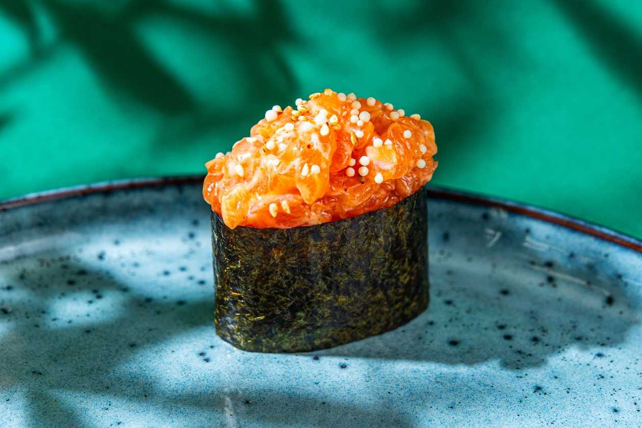 64. Гункан с лососем (1 шт.)