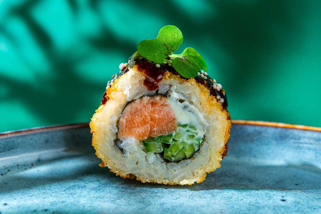 40. Лосось, сливочный сыр, огурец (сверху: соус терияки и шнитт-лук) (8 шт.)