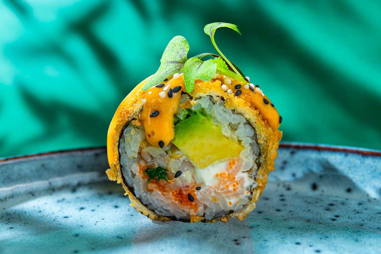 44. Креветки, сливочный сыр, авокадо, масаго (сверху: майонез кимчи) (8 шт.)