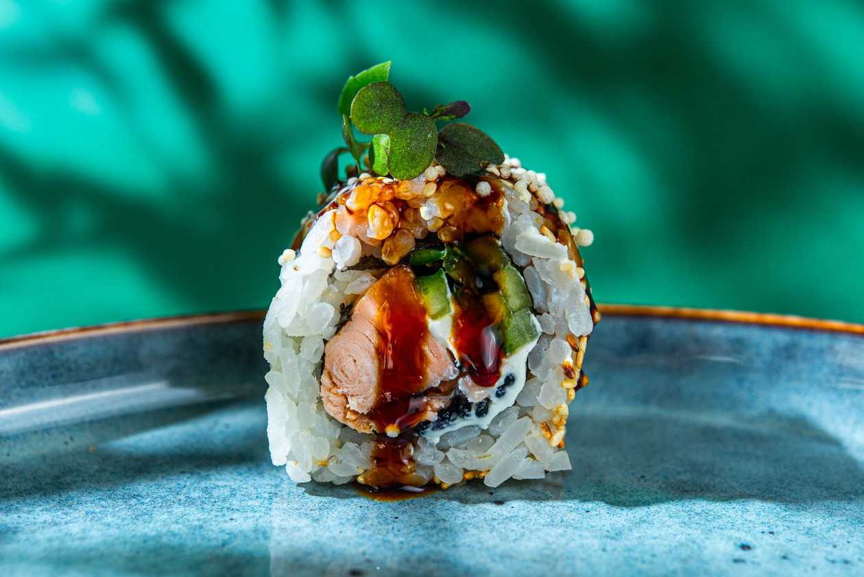 10. Запеченный лосось, сливочный сыр, огурец, черная икра тобико (сверху: соус терияки)