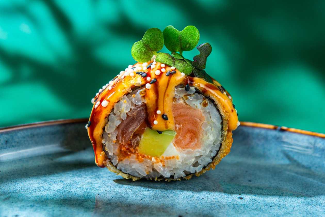 41. Лосось, кимчи, авокадо, сливочный сыр, масаго, соус унаги, майонез кимчи (8 шт.)