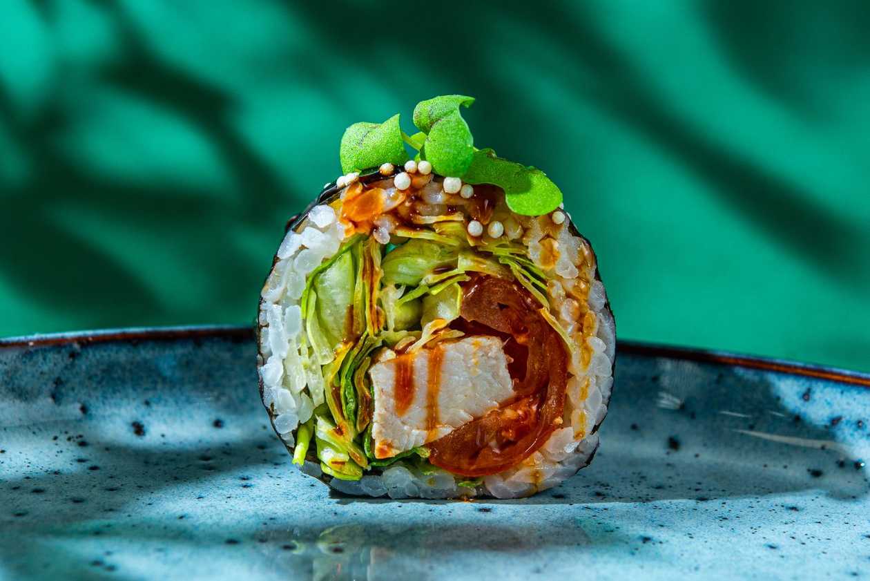 35. Курица, майонез кимчи, салат айсберг, помидор, соус терияки