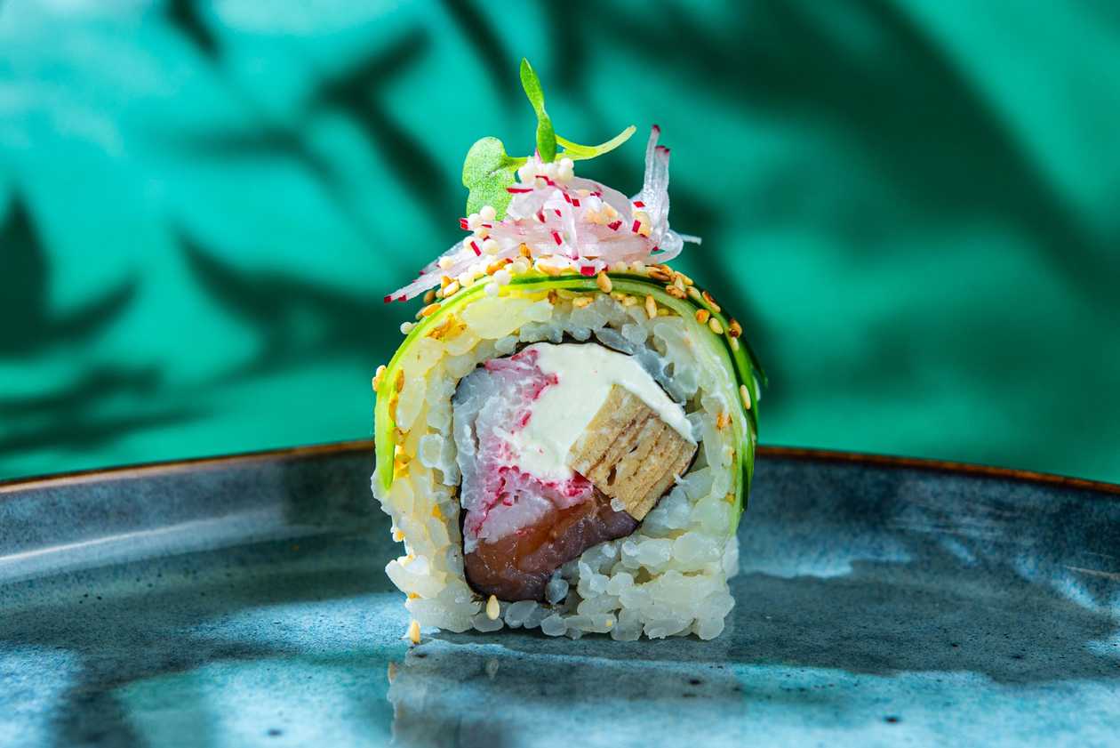 13. Копченый лосось, снежный краб, сливочный сыр, омлет (сверху: огурец, редис)