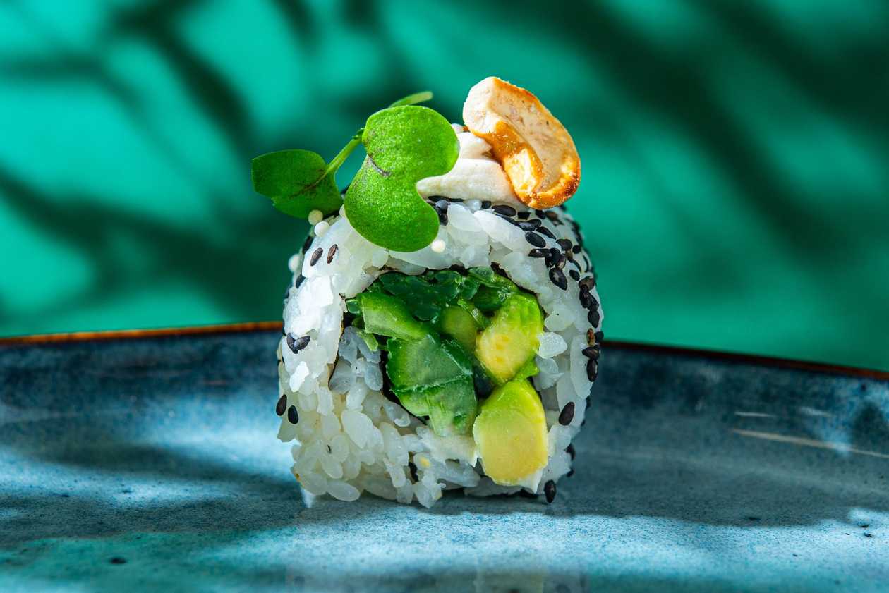 23. Веган - индийский ореховый крем, огурец, авокадо, вакаме