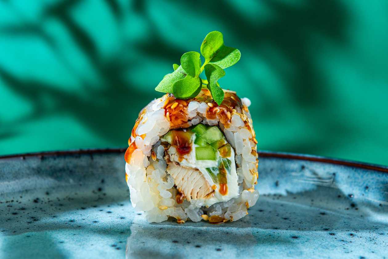 21. Курица, сливочный сыр, огурец (сверху: соус терияки)