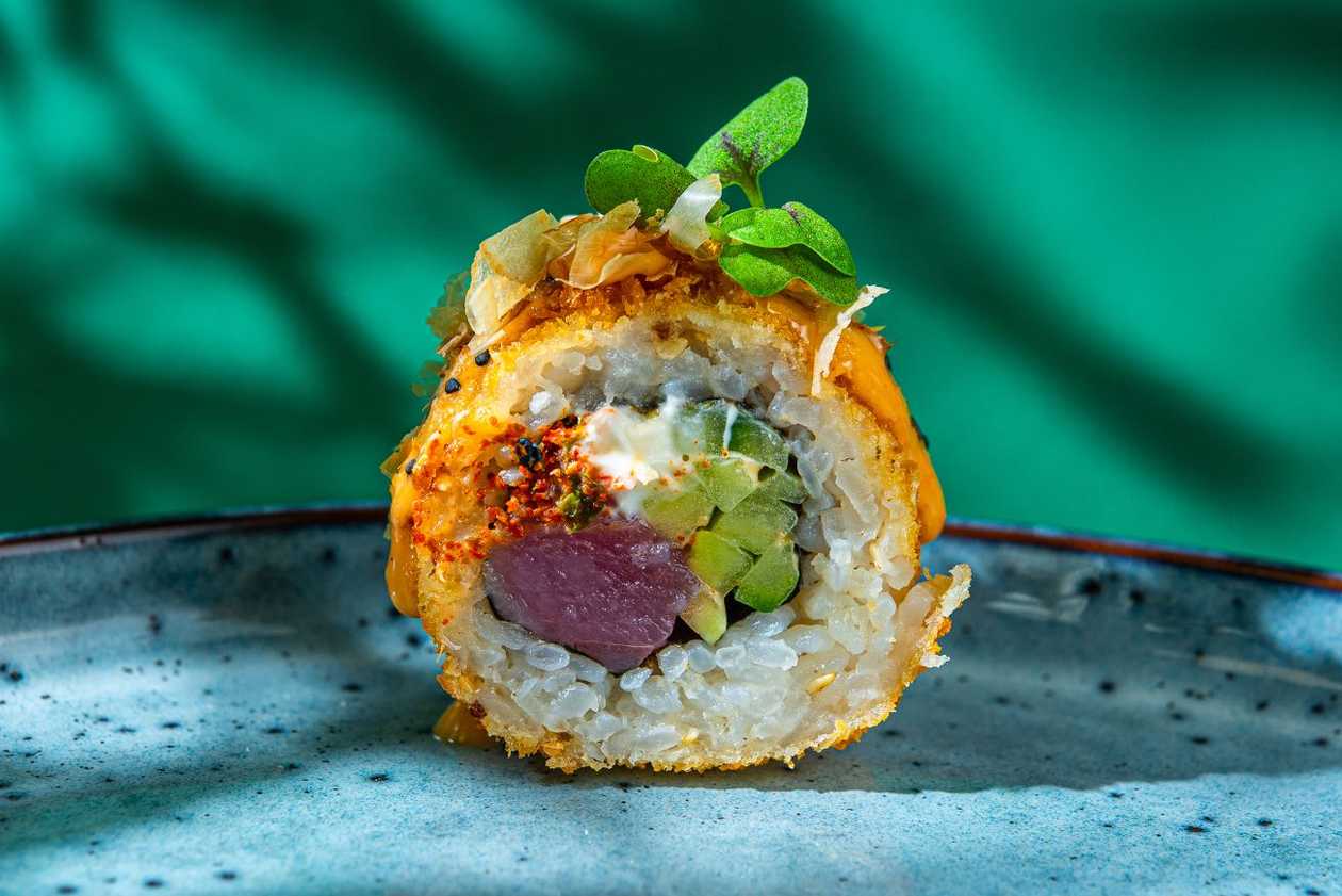 49. Tuunikala, toorjust, togarashi chilli, kurk (peal: kimchi majonees, bonito helbed)