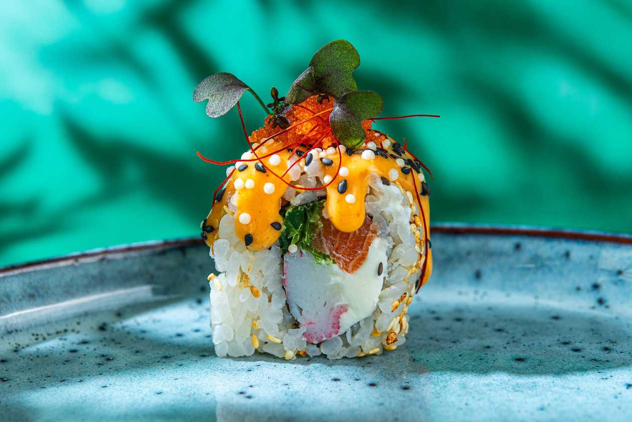 5. Лосось, снежный краб, сливочный сыр, вакаме (сверху: кимчи майонез, масаго)