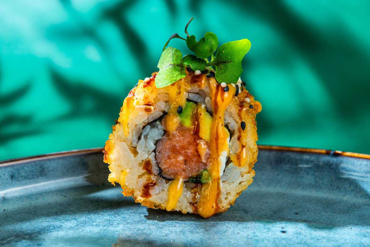 43. Копченый лосось, сливочный сыр, авокадо, шнитт-лук (сверху: соус терияки, майонез кимчи) (8 шт.).