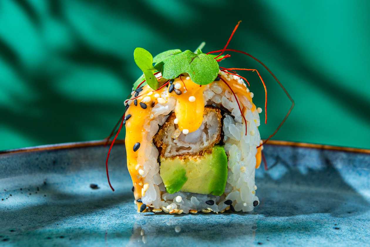 17. Креветки в темпуре, авокадо (сверху: майонез кимчи)