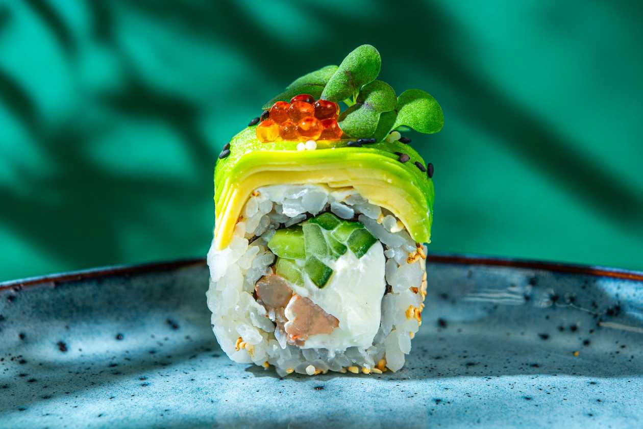 16. Креветки, сливочный сыр, огурец (сверху: авокадо, икра форели)