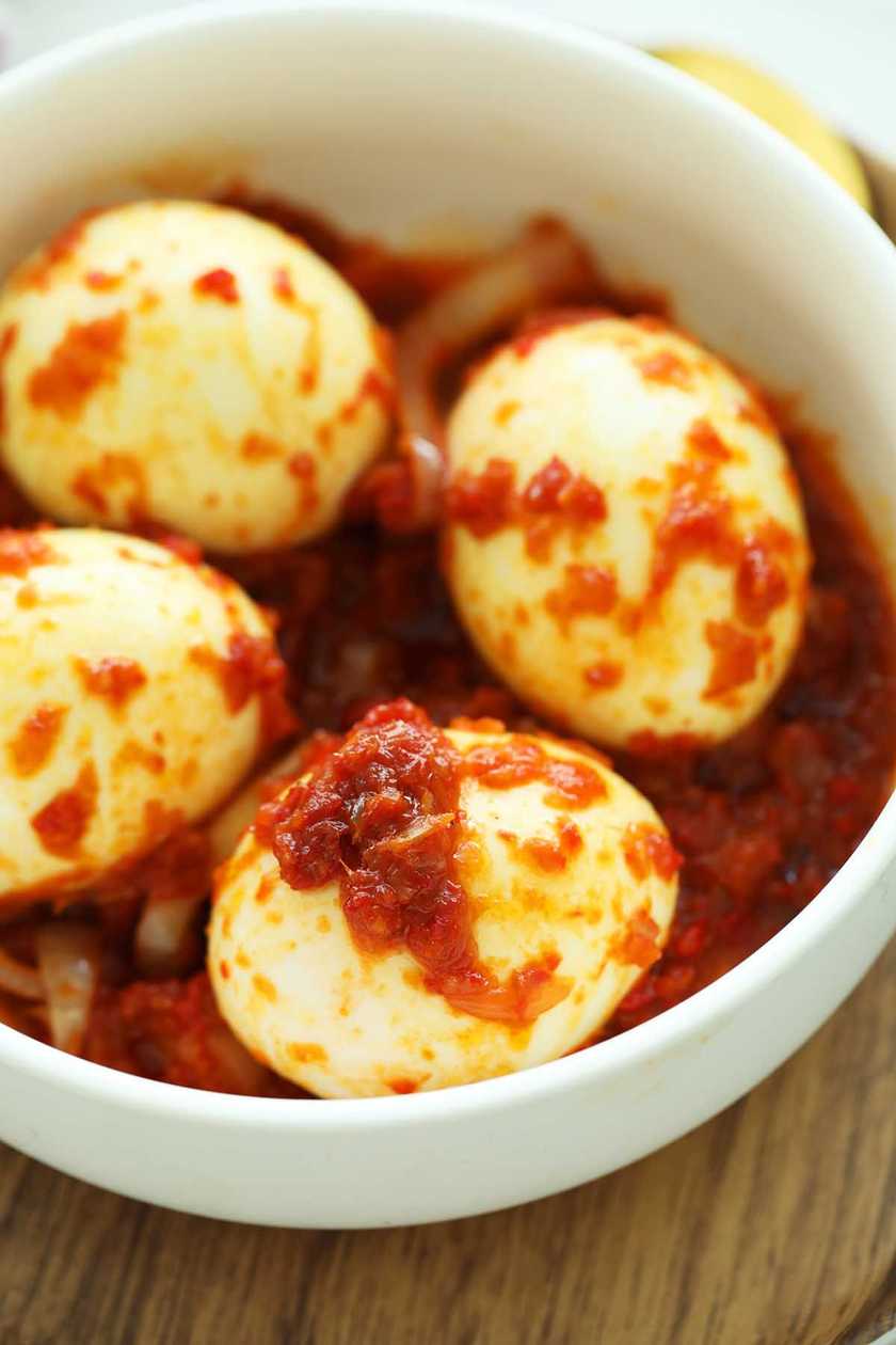 Egg in pepper sauce