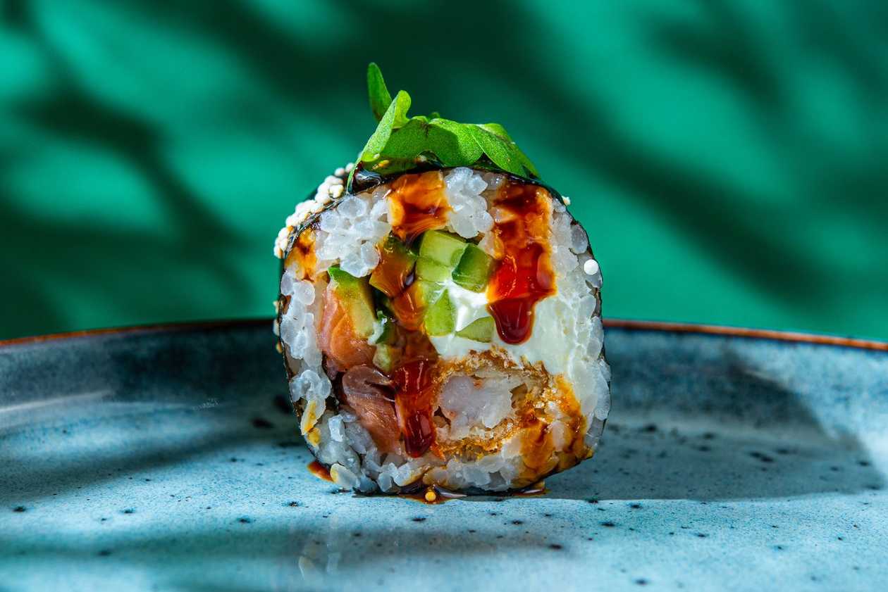 32. Копченый лосось, креветки темпура, сливочный сыр, огурец (сверху: соус терияки)