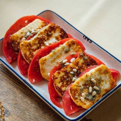 Салата халуми с розови домати