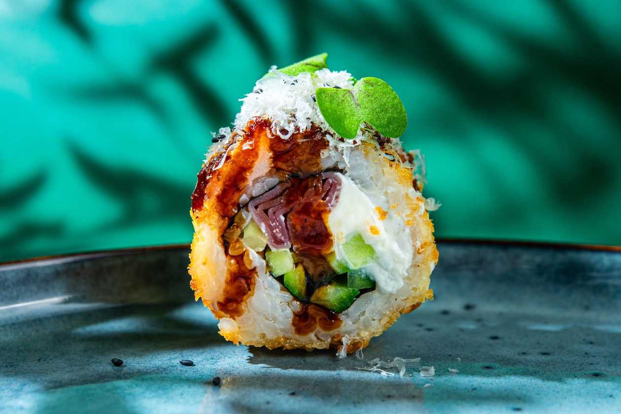 47. Ветчина серрано, сливочный сыр, огурец (сверху: соус унаги, твердый сыр) (8 шт.)