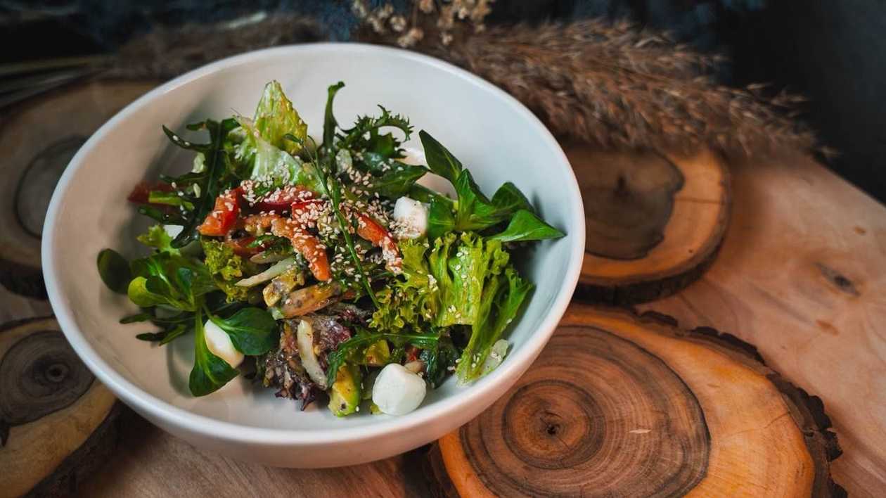 Vegetable salad with avocado