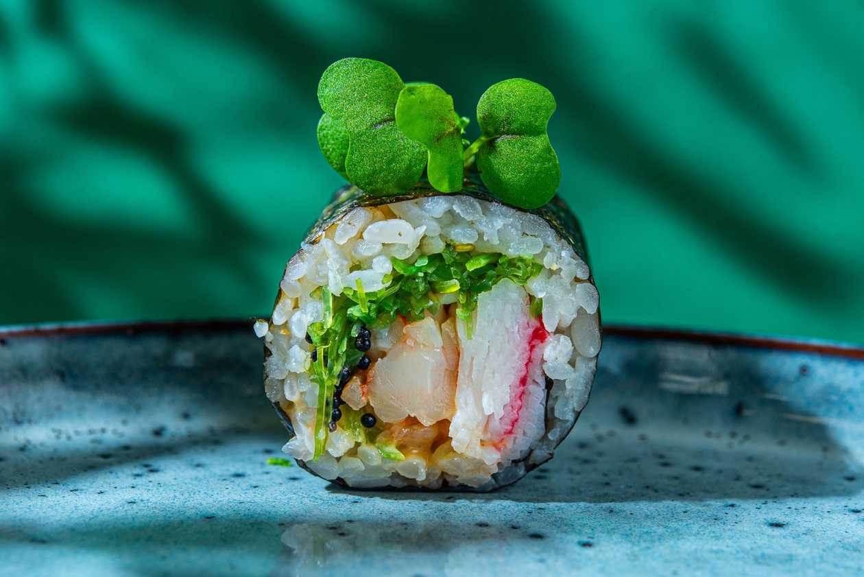 34. Креветки, снежный краб, майонез кимчи, вакаме, черная икра тобико