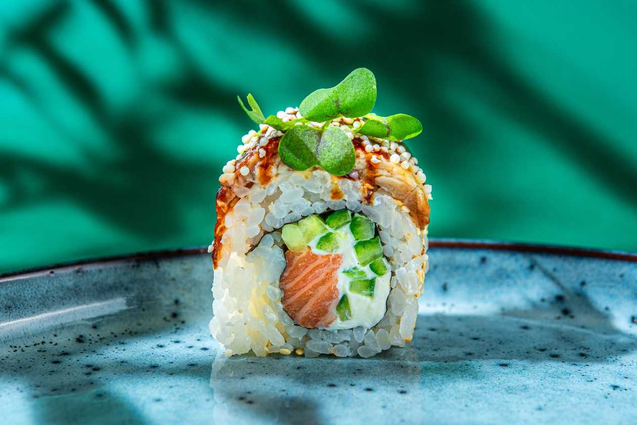 20. Угорь и авокадо (сверху), лосось, сливочный сыр, огурец, соус унаги