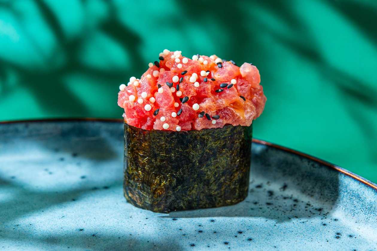 66. Гункан с тунцом (1 штука).