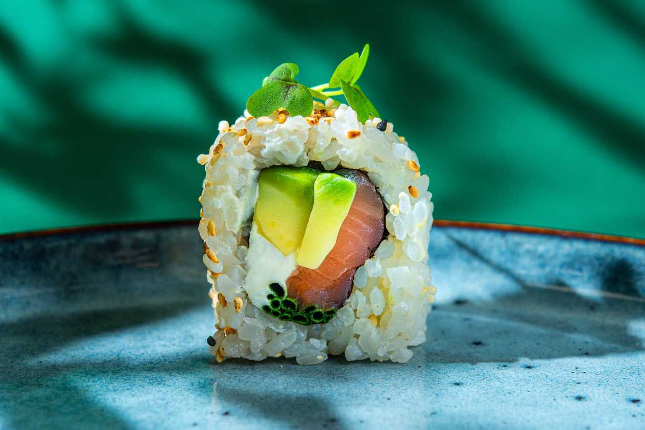 14. Копченый лосось, сливочный сыр, авокадо, шнитт-лук