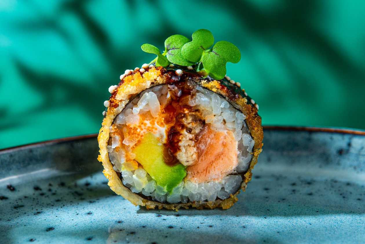 45. Угорь, лосось, сливочный сыр, авокадо, масаго (сверху: соус унаги) (8 шт.)